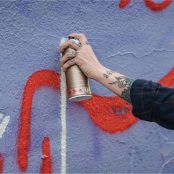 wir sehen eine Hand, die Graffiti an die Wand malt, Quelle: stockphoto